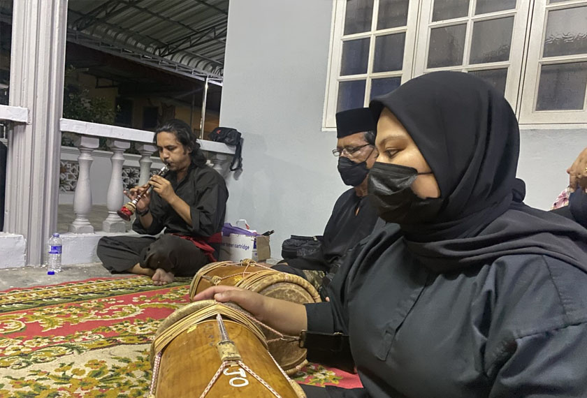 Persembahan seni silat sendeng akan diiringi dengan bunyian gendang ibu dan anak, gong serta serunai menerusi tiga irama asas yang dimainkan. - Foto Astro AWANI