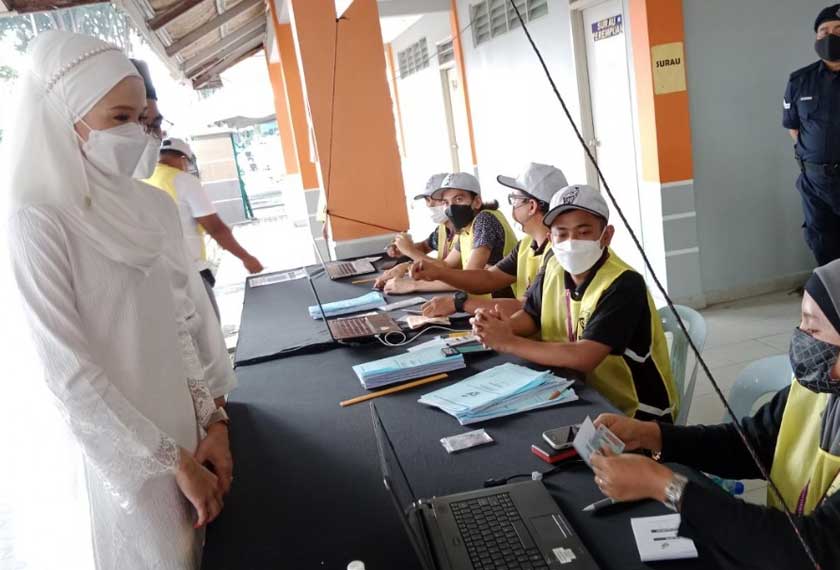 Zaimah dan suaminya Faiq tiba di pusat pengundian. - Foto Astro AWANI