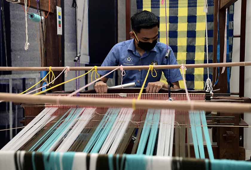 Penenun Galeri Tenun Johor Mohamad Sharil Ahmad, tekun melakukan tenunan yang ditempah pelanggan ketika ditemui Bernama di Galeri Tenun Johor baru-baru ini. --fotoBERNAMA