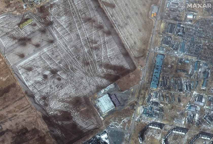 Imej satelit menunjukkan kawah artileri di kawasan lapang dan bangunan yang musnah di daerah Zhovtnevyi, barat Mariupol, Ukraine, ketika aktiviti pencerobohan oleh Rusia, 12 Mac 2022. (Foto AP)