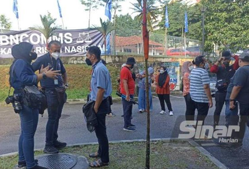 Antara petugas media yang menunggu di Pejabat UMNO Johor. - Foto Astro AWANI
