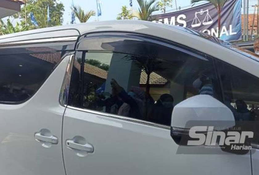 Kenderaan dinaiki Ahmad Zahid meninggalkan Pejabat UMNO Johor pada jam 4.30 petang. - Foto Sinar Harian