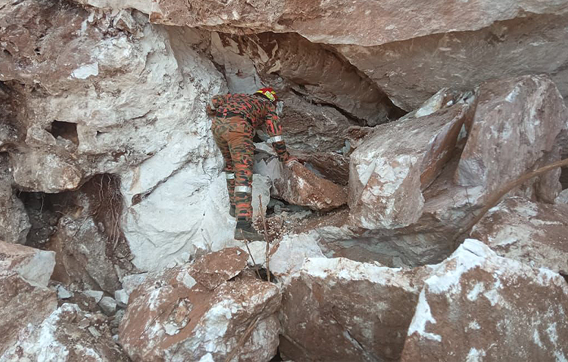 Terdahulu kerja-kerja berkenaan yang bermula pada jam 8.30 pagi itu terpaksa dihentikan sementara pada jam 11 pagi ekoran berlaku runtuhan. - Foto JBPM