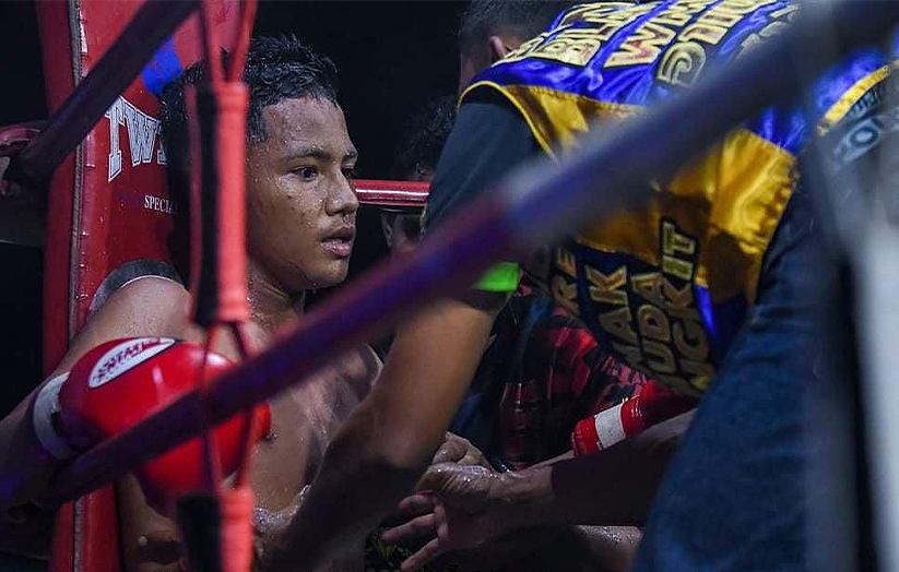  Apa yang paling menyedihkan adalah apabila dia terpaksa berseorangan berlawan di gelanggang kerana ayahnya terpaksa pulang ke Malaysia. - Astro AWANI