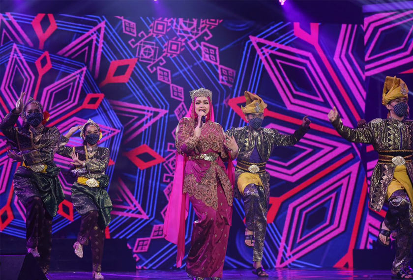 Datuk Seri Siti Nurhaliza membawak tiga buah lagu iaitu Nirmala, Balqis dan Hati Kama