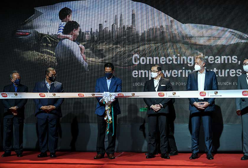 Raja Muda Kedah Tengku Sarafudin Badlishah Al Aminul Karim Sultan Sallehuddin berkenan melakukan gimik perasmian pembukaan kilang pemasangan tempatan untuk Porsche yang pertama di luar negara Jerman hari ini. - Foto BERNAMA