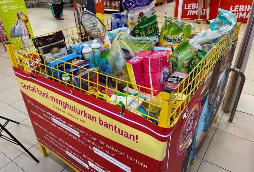 Tong makanan amal disediakan di setiap stor bagi berkongsi keceriaan bersama.