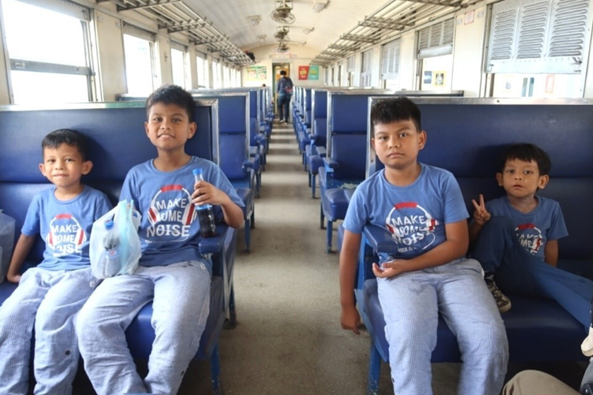 Kereta api yang menjadi komuter masyarakat tempatan.