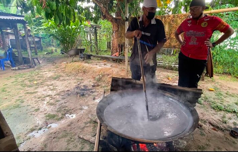 Mengacau dodol memakan masa sehingga 12 jam dan memerlukan kerjasama ramai. - Foto/AstroAWANI/HafiziRosli