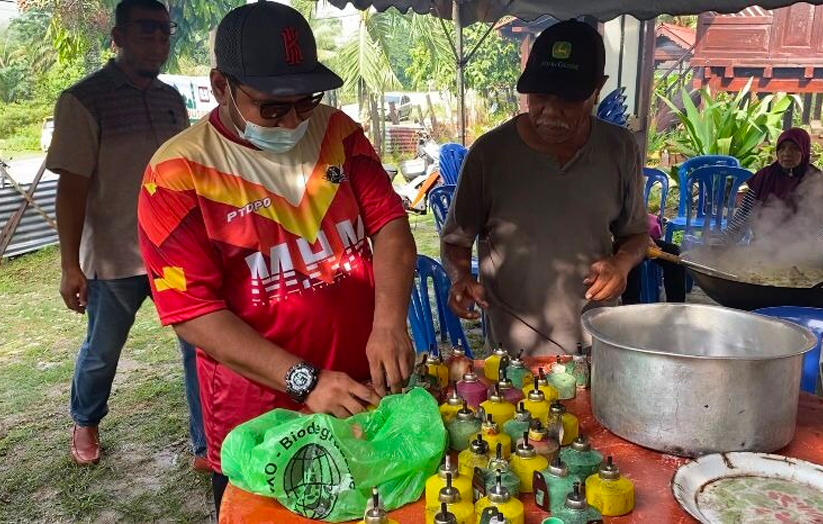 Proses meletakkan 'sumbu' pada pelita, sebelum minyak tanah diisi dalam pelita. - Foto/AstroAWANI/HafiziRosli