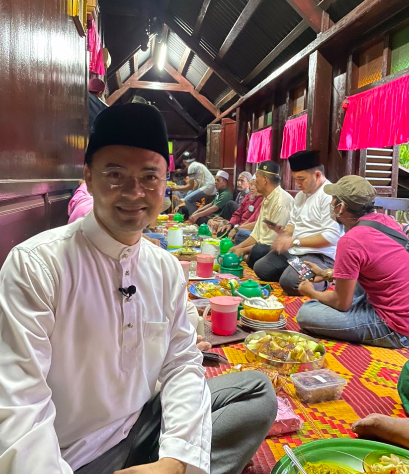 Penulis meluangkan masa berbuka bersama penduduk kampung. - Foto/AstroAWANI/HafiziRosli