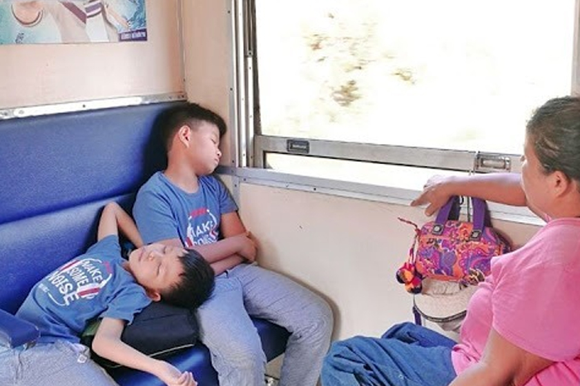 Di dalam kereta api di Thailand.