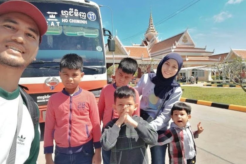 Di hadapan bas Mekong Express sebaik melepasi pemeriksaan imigresen di Moc Bai, Vietnam