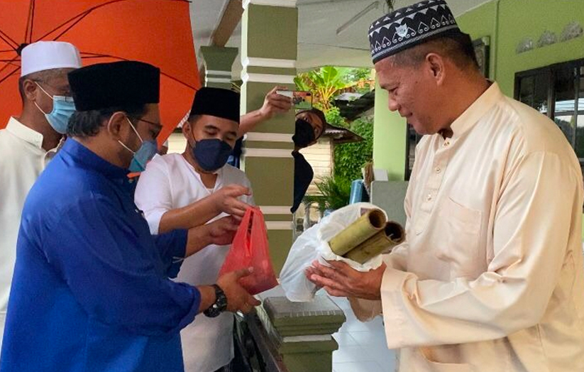 Juadah diedarkan kepada orang ramai di sekitar kampung. - Foto/AstroAWANI/HafiziRosli