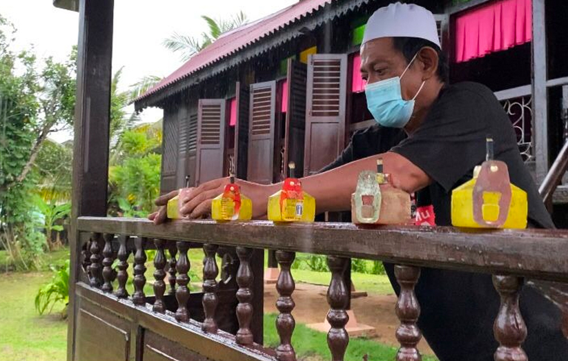 Pelita diletakkan di sekitar rumah serta jalan raya, bagi menerangi perjalanan pulang pada waktu malam. - Foto/AstroAWANI/HafiziRosli