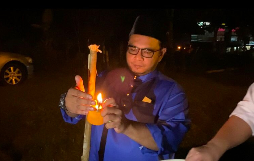 Pelita dinyalakan selepas berbuka, bagi menerangi jalan-jalan di kampung. - Foto/AstroAWANI/HafiziRosli