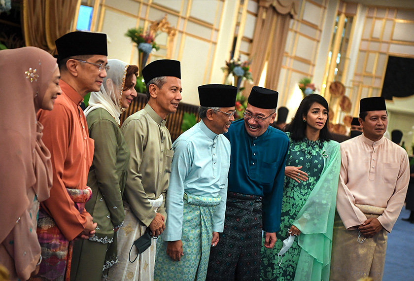 Al-Sultan Abdullah (empat, kanan) berkenan beramah mesra dan bergambar bersama barisan menteri dan orang kenamaan yang hadir pada Majlis Rumah Terbuka Raya Aidilfitri di Istana Negara hari ini. - Gambar BERNAMA