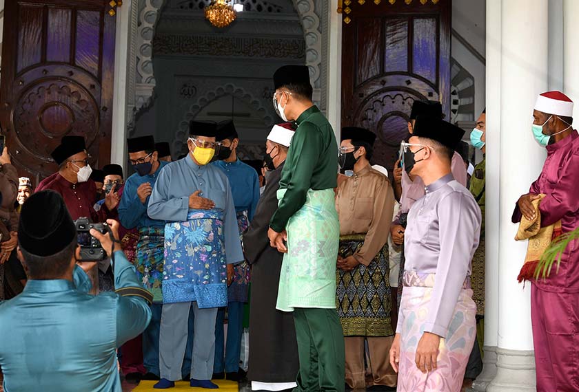 Sultan Kedah Al Aminul Karim Sultan Sallehuddin Sultan Badlishah berangkat menunaikan solat sunat Aidilfitri bersama-sama rakyat di Masjid Zahir hari ini. - Gambar BERNAMA
