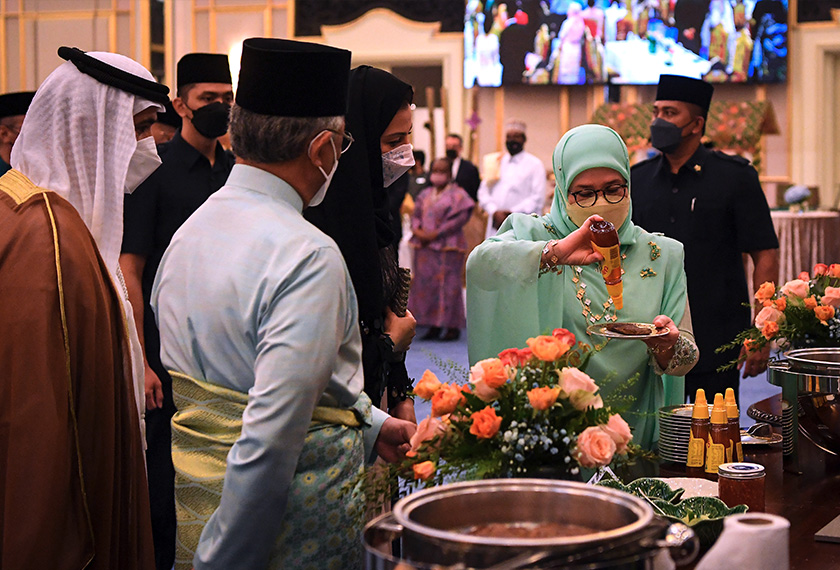 Al-Sultan Abdullah dan Tunku Azizah berkenan menyantuni perwakilan asing yang hadir pada Majlis Rumah Terbuka Raya Aidilfitri di Istana Negara hari ini. - Gambar BERNAMA