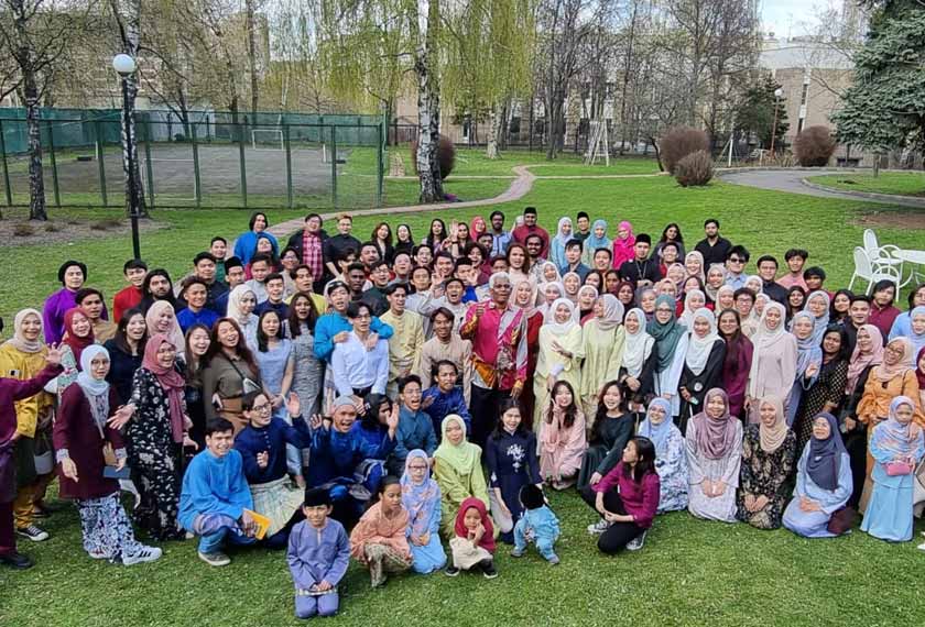 Selain menjadi pengubat kerinduan kepada kampung halaman, majlis sambutan Aidilfitri anjuran Kedutaan Malaysia di Moscow, Rusia menjadi platform untuk ratusan pelajar Malaysia di Rusia bertukar-tukar pandangan dan berkongsi masalah sesama mereka. - Gambar Astro AWANI