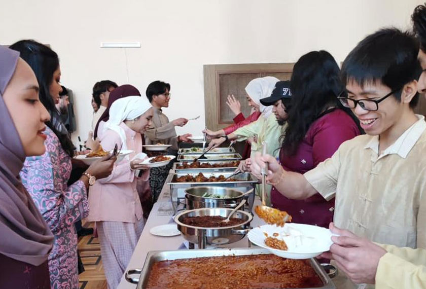 Para pelajar Malaysia di Rusia dihidang juadah Hari Raya seperti sate dan lemang semasa majlis sambutan Aidilfitri anjuran Kedutaan Malaysia di Moscow pada Isnin. - Gambar Astro AWANI