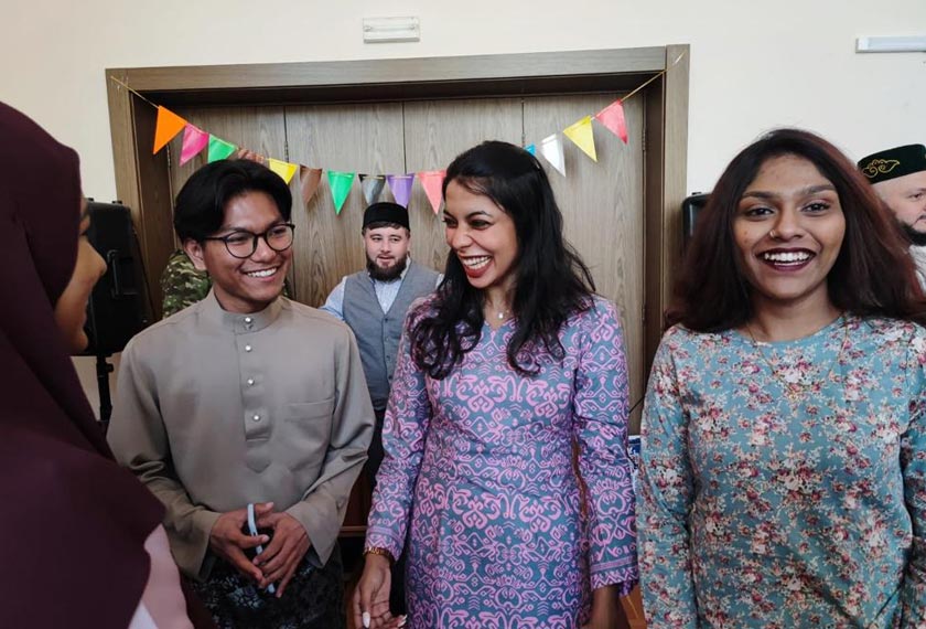 Selain menjadi pengubat kerinduan kepada kampung halaman, majlis sambutan Aidilfitri anjuran Kedutaan Malaysia di Moscow, Rusia menjadi platform untuk ratusan pelajar Malaysia di Rusia bertukar-tukar pandangan dan berkongsi masalah sesama mereka. - Gambar Astro AWANI
