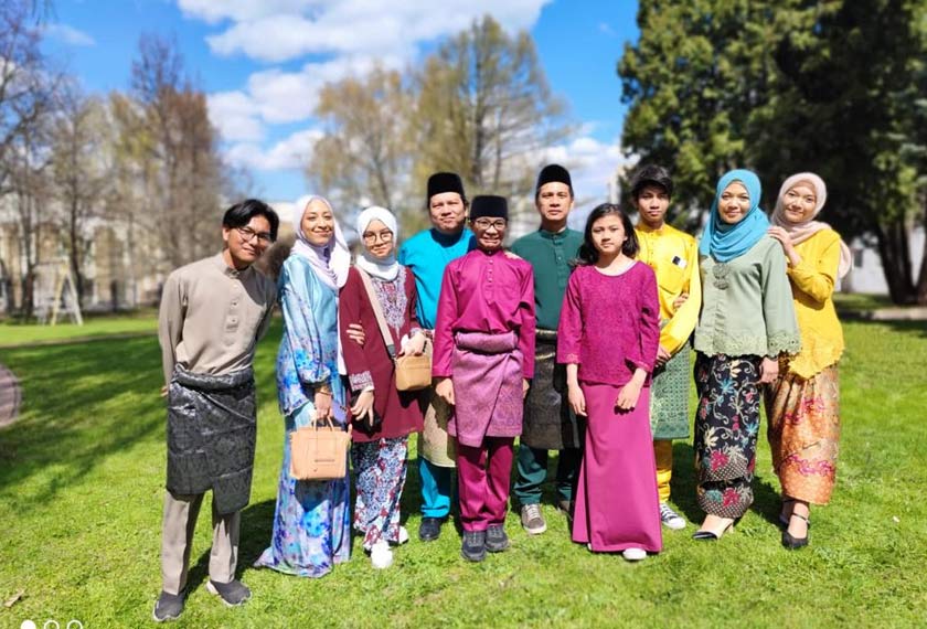 Sebahagian pelajar Malaysia di Rusia yang dirai dalam majlis sambutan Aidilfitri anjuran Kedutaan Malaysia di Moscow pada Isnin. - Gambar Astro AWANI