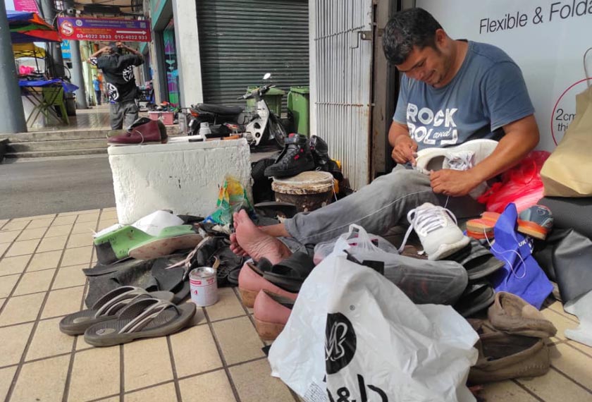 Rahmat bolehlah dikatakan sebagai ‘penghulu’ di lokasi tersebut, sebuah kawasan berhampiran pasar raya popular di Gombak.