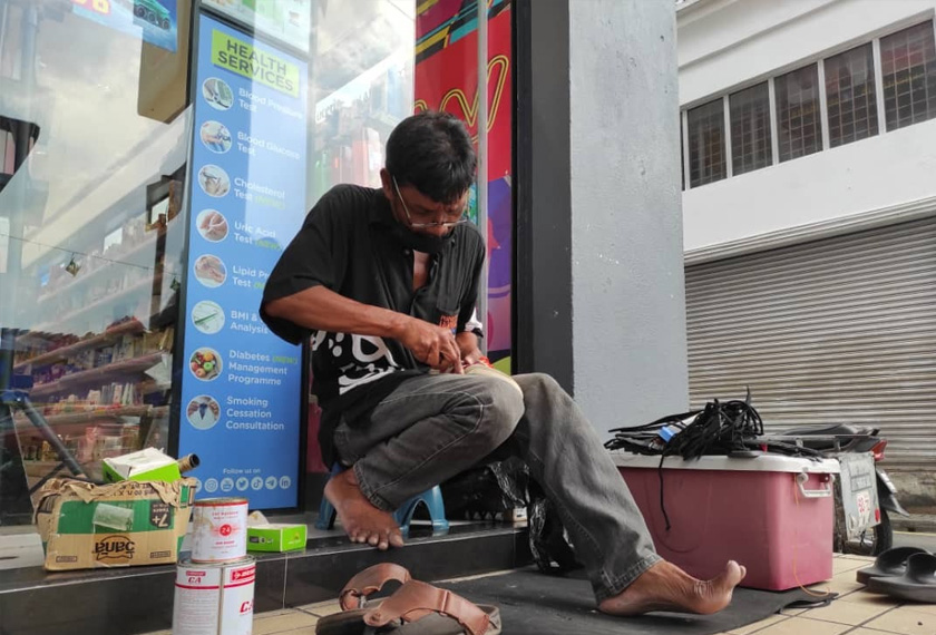 Iswandi Ismail sebelum ini pernah berniaga di pasar malam namun kerana COVID-19, perniagaannya merudum dan kini, kaki lima kedai menjadi tempatnya mencari rezeki.