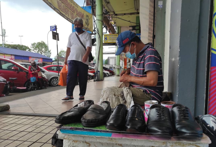 Usianya sudah mencecah 68 tahun dan sudah lebih 30 tahun bergelumang dengan kasut-kasut, dari menghasilkan sepatu hinggalah membaikinya.