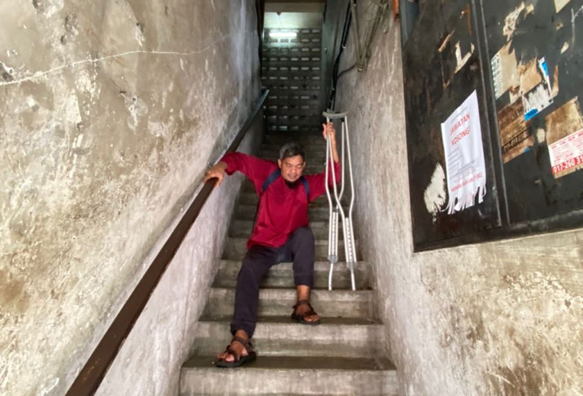 Mohd Tharim Mohd Said, 52, terpaksa menuruni tangga dari kediamannya setiap kali keluar mencari rezeki. Gambar: Astro AWANI