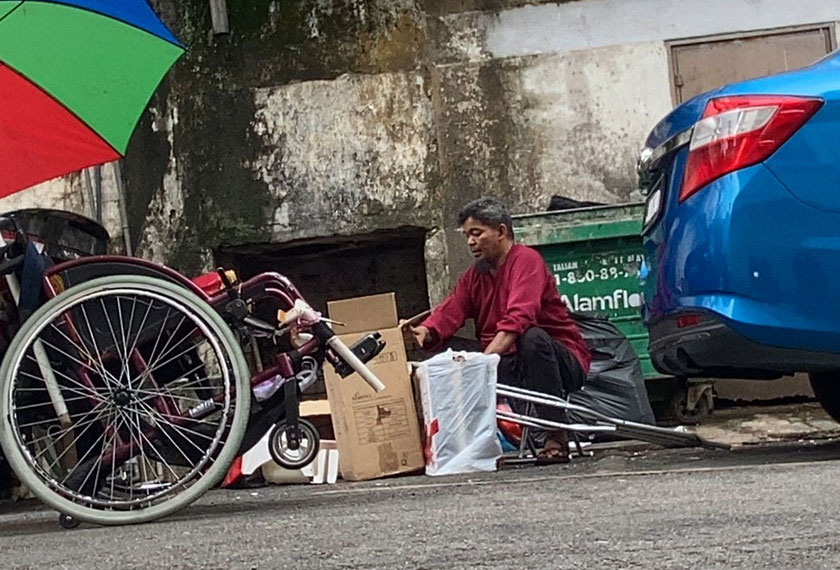 Tong sampah di sekitar ibu kota menjadi tumpuan Mohd Tharim setiap hari. Gambar: Astro AWANI