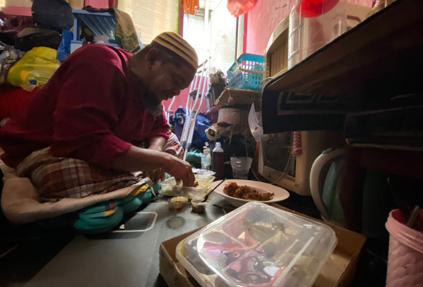 Air mata Mohd Tharim gugur ketika menikmati juadah ketupat dan rendang. Gambar: Astro AWANI