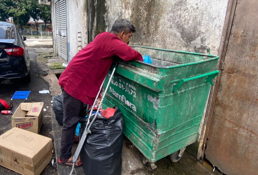 Mohd Tharim sedang mencari barangan terpakai untuk dijual bagi menampung kehidupan seharian. Gambar: Astro AWANI