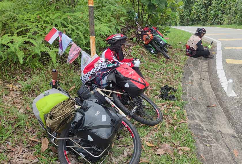 Berehat seketika di pinggir jalan sewaktu berkayuh di kawasan kampung di Malaysia. - Facebook Andi Harvin