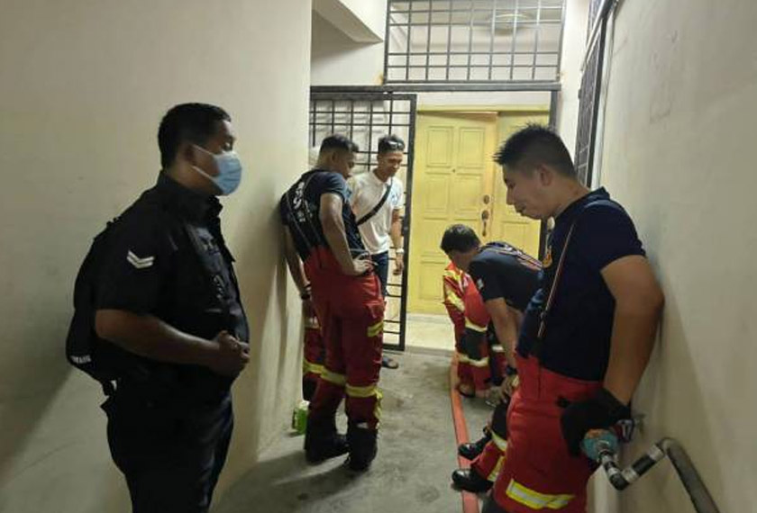 Anggota bomba tiba di lokasi dan mendapati mangsa dalam keadaan tertiarap dan tidak bernyawa. (Foto ihsan ADUN Bayan Lepas, Azrul Mahathir Aziz)