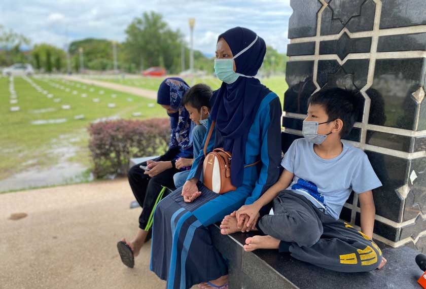 Nurzawani bersama tiga anaknya menziarahi kubur ibu di Gombak baru baru ini. Gambar: Astro AWANI