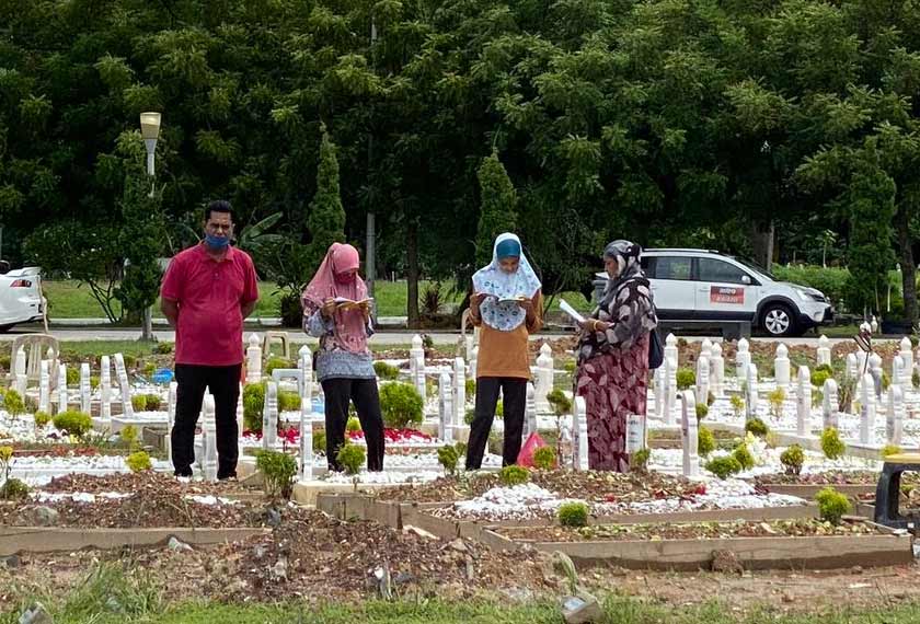 Orang ramai tidak lepaskan peluang ziarahi pusara COVID-19 ahli keluarga di Gombak. Gambar: Astro AWANI