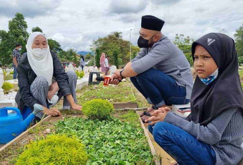 Salah seorang ahli keluarga yang turut ditemui penulis di Pusat Perkuburan Raudhatul Sakinah di Gombak. Gambar: Astro AWANI