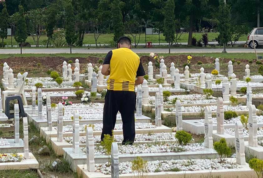Mohd Taufeq Mohd Tariq, 39, menziarahi kubur ibunya yang meninggal dunia akibat COVID-19. Gambar: Astro AWANI