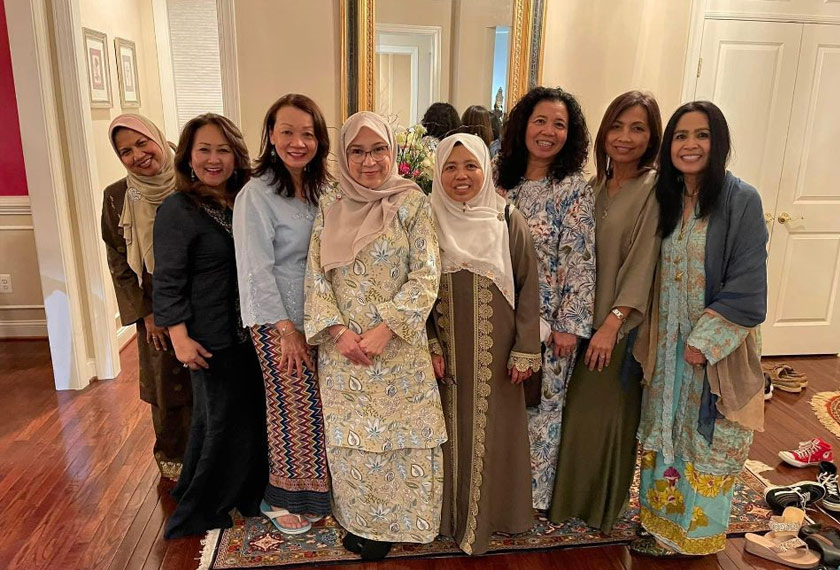 Warga Malaysia menziarahi satu sama lain dalam rumah terbuka sepanjang Syawal. Gambar: Astro AWANI