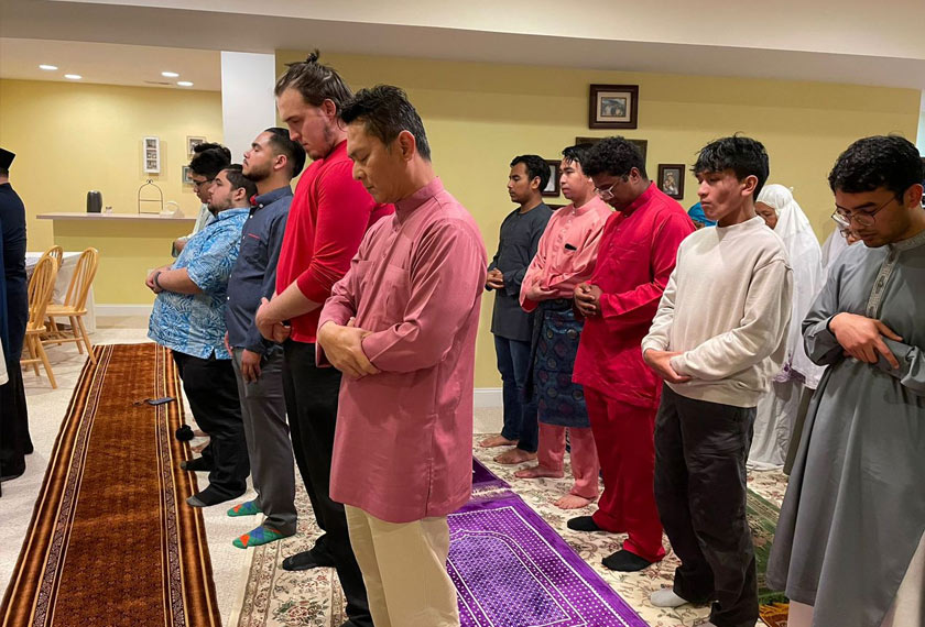 Solat Sunat Aidilfitri juga diadakan secara berjemaah buat pertama kali selepas dua tahun. Gambar: Astro AWANI