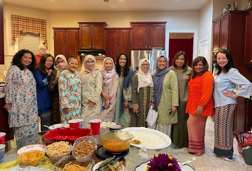 Norlidah dan Sharin bergambar bersama tetamu ketika rumah terbuka di Virginia, AS. Gambar: Astro AWANI