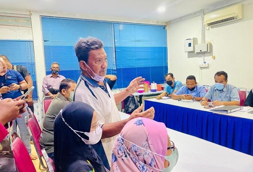 Penduduk kampung yang hadir bagi membincangkan isu gangguan bekalan air di Kampung Sungai Besar. - Foto Astro AWANI