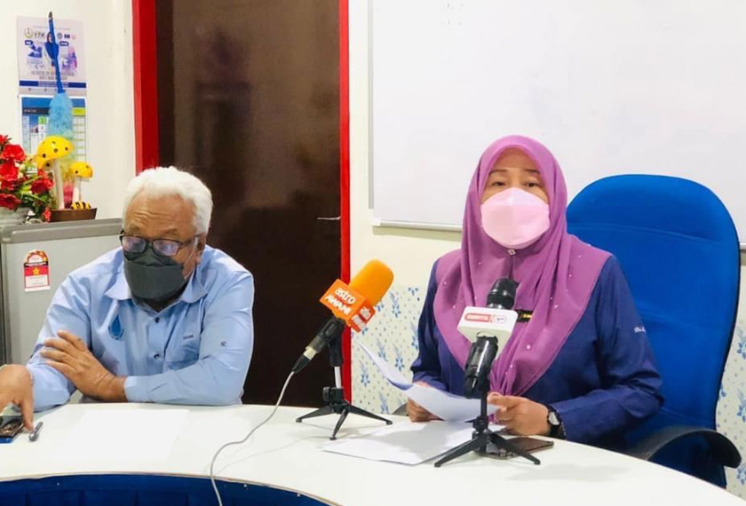 Ishak dan Wan Norashikin ketika hadir pada sesi perbincangan dengan penduduk kampung. - Foto Astro AWANI