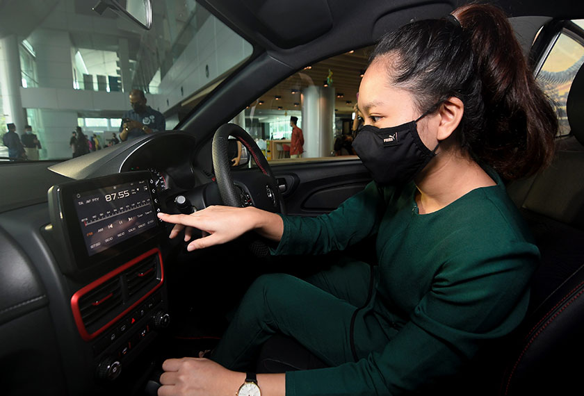  Tetamu yang hadir melihat reka bentuk kereta dalaman Proton Saga pada Majlis Pelancaran Proton Saga 2022 di Crystal Showroom, Proton Centre of Excellence Shah Alam hari ini.- Foto BERNAMA