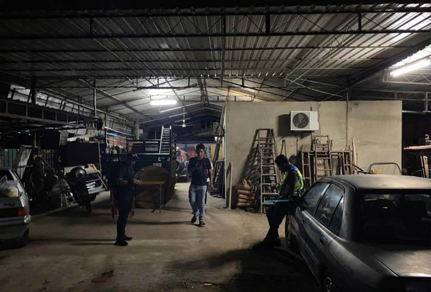 Berselindung di sebalik bengkel mengecat kenderaan namun sebaik memasuki di belakang terdapat kasino yang menjalankan kegiatan perjudian. - Foto Astro AWANI