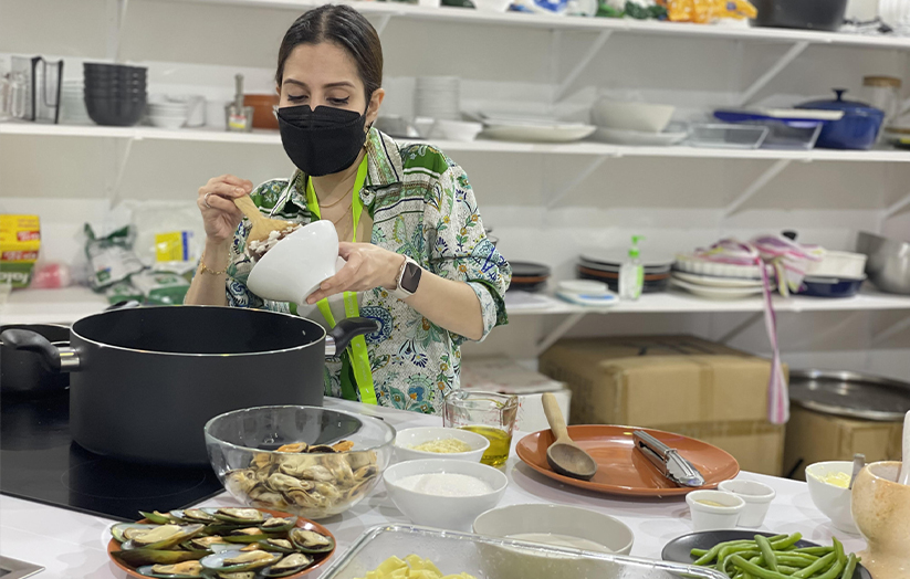 Chef selebriti Anis Nabilah Umaruddin menunjukkan bakat memasak di Festival Membaca Kanak-Kanak Sharjah ke-13 yang sedang berlangsung dari 11 sehingga 22 Mei 2022. - Foto BERNAMA