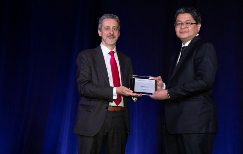 Datuk Azman Shah Mohd Yusof (kanan) menerima anugerah IAPH 2022 Sustainability Award daripada Mark Assaf semasa majlis penyampaian anugerah tersebut di Vancouver, Kanada pada 17 Mei 2022. - Foto DagangNews