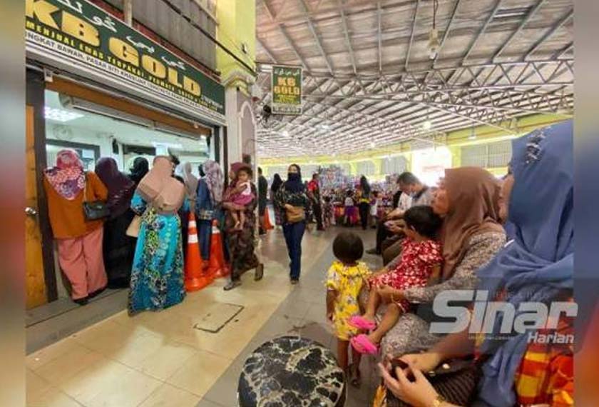 Aida (dua dari kanan) dari Jelawat, Bachok datang ke Kota Bharu seawal jam 8 pagi untuk mendapatkan emas idaman pada harga lebih murah.  - Foto Sinar Harian